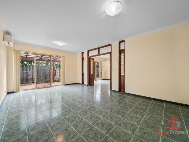 Stylish Three Bedroom Living in the Heart of Como