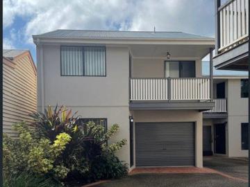 Stylish Three Bedroom Townhouse Newly Renovated