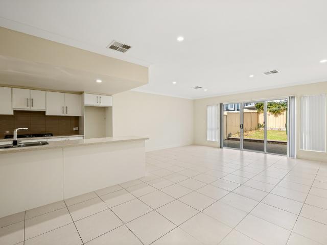 STYLISH THREE BEDROOM TOWNHOUSE OFFERING MODERN LOW MAINTENANCE LIVING!