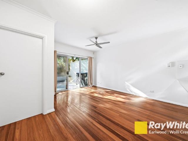Stylish Three Bedroom Townhouse in Parkside Setting