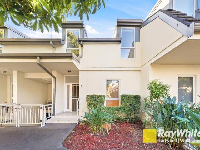 Stylish Three Bedroom Townhouse in Parkside Setting