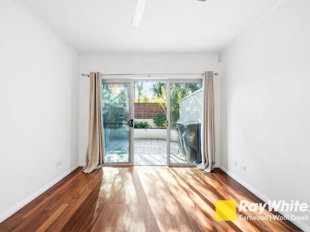 Stylish Three Bedroom Townhouse in Parkside Setting