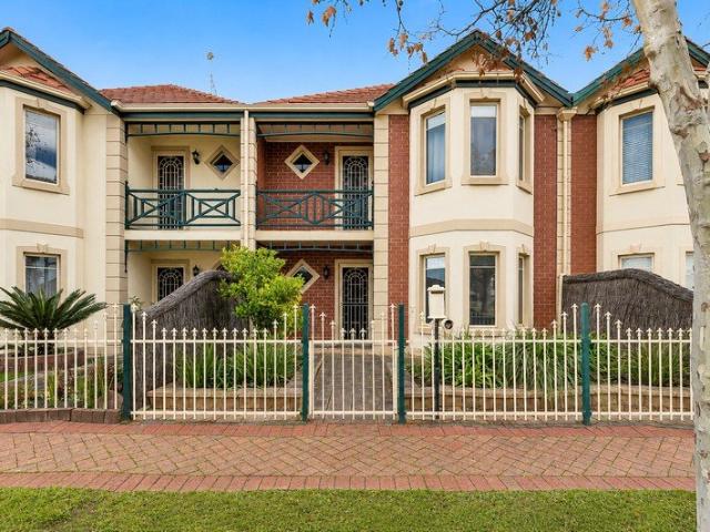 Stylish Three Bedroom Townhouse in Sought After Allenby Gardens