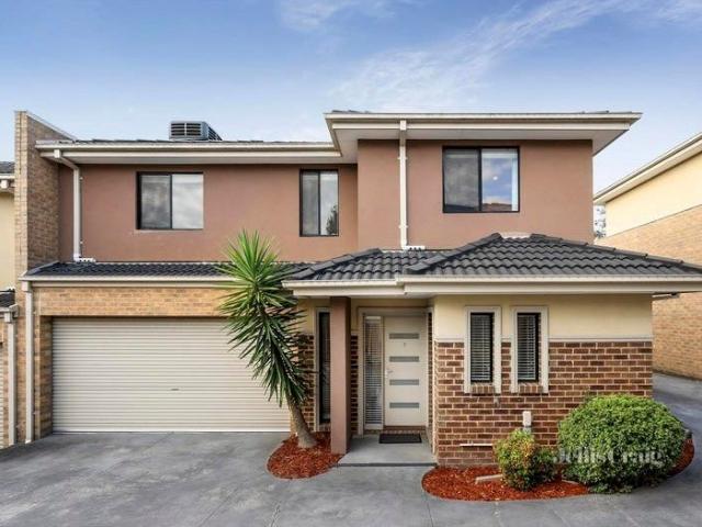 Stylish Three Bedroom Townhouse Plus Study