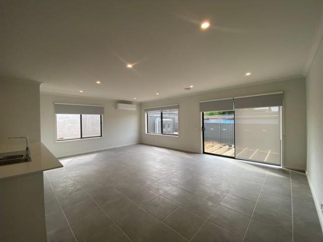Stylish three bedroom townhouse with gardener included