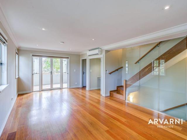 Stylish Three Bedroom Townhouse with Flexible Fourth Bedroom/Study