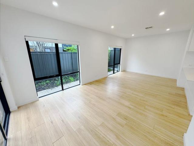 Stylish Three Bedroom Townhouse with Spacious Living and Double Garage