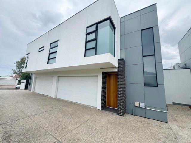 Stylish Three Bedroom Townhouse with Spacious Living and Double Garage