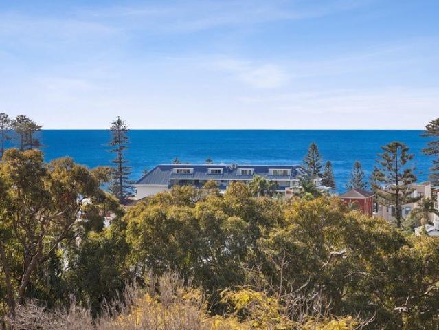 Stylish top floor apartment a short walk to beach