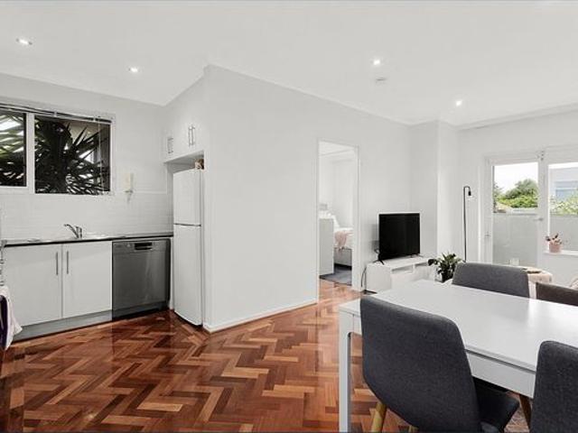 Stylish Top Floor Apartment in Convenient Carnegie Location