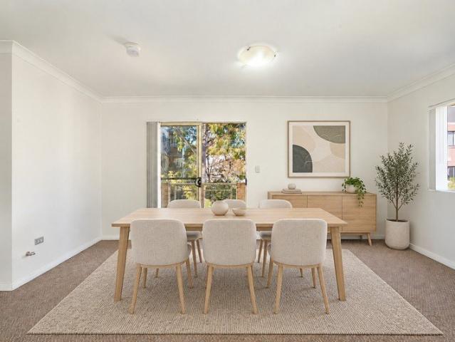 Stylish Top Floor Apartment in a Convenient Location