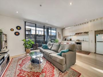 Stylish Top Floor Apartment in Prime Inner City Location No Car Space Included