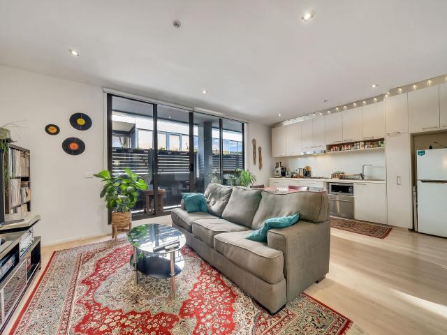 Stylish Top Floor Apartment in Prime Inner City Location No Car Space Included