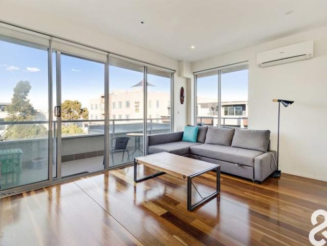 Stylish Top Floor Apartment with Huge Wrap Around Terrace