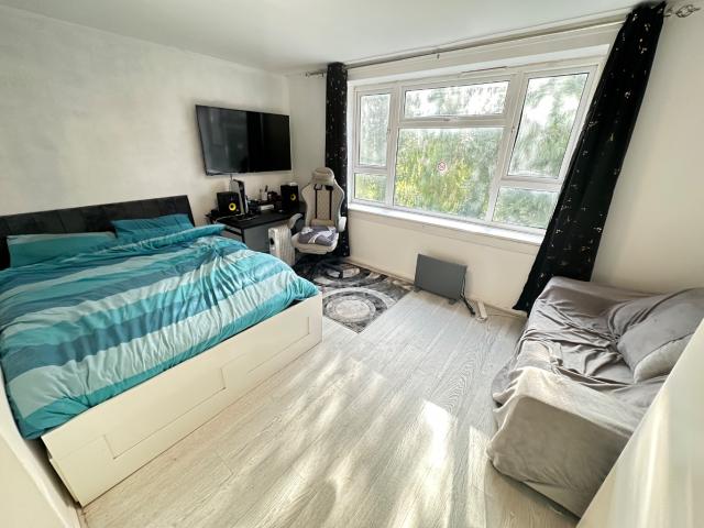 Stylish Top Floor Studio in Dunstable Town Centre, Available Early October!