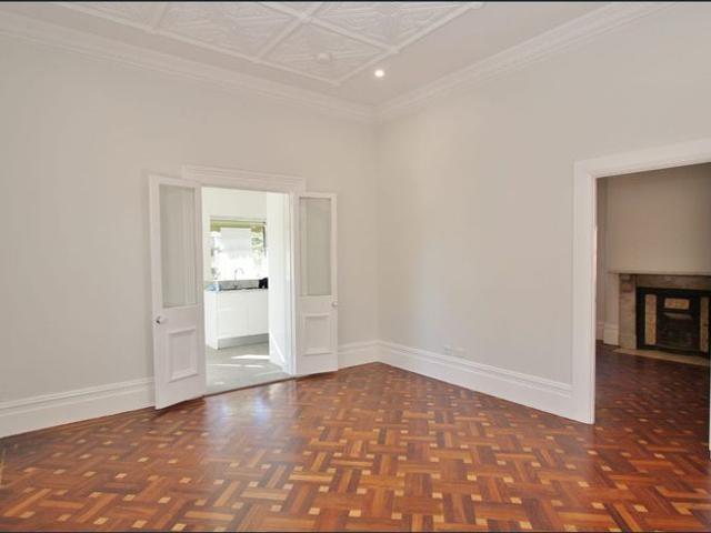 Stylish Top Level One Bedroom Unit in Convenient Stanmore Location