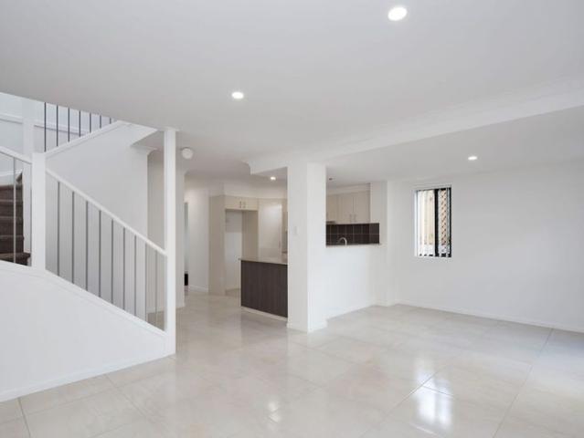 STYLISH TOWN HOUSE IN MANSFIELD STATE HIGH SCHOOL CATCHMENT