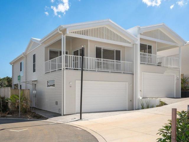 STYLISH TOWNHOME IN THE HEART OF MALENY