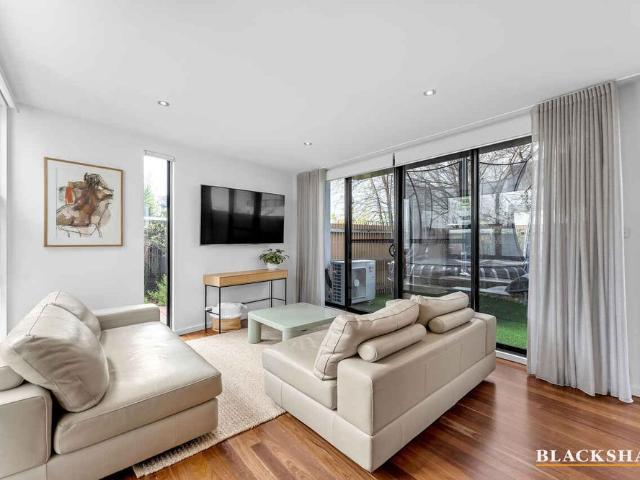 Stylish townhouse 2.5kms from the Parliamentary Triangle