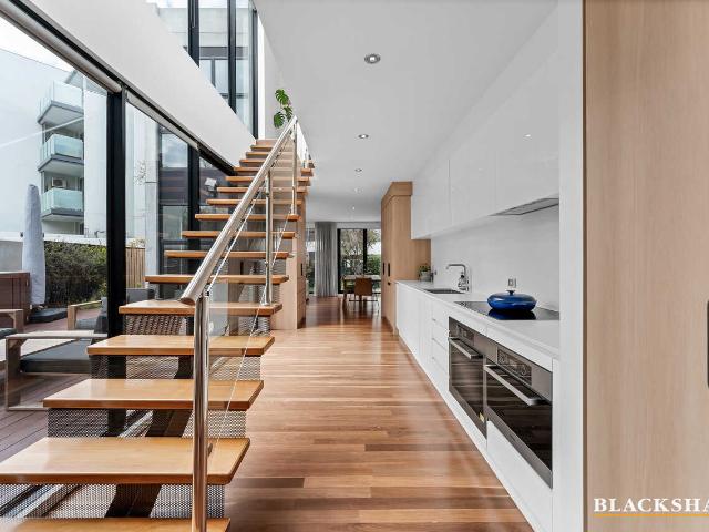 Stylish townhouse 2.5kms from the Parliamentary Triangle
