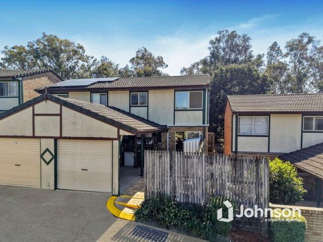 STYLISH TOWNHOUSE WITH BRAND NEW DECK IN HERITAGE GARDENS