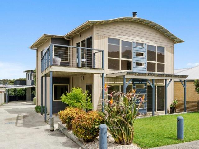 Stylish Townhouse with Coastal Charm in Apollo Bay