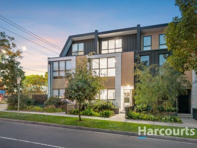 Stylish Townhouse with Courtyard and Garage Parking