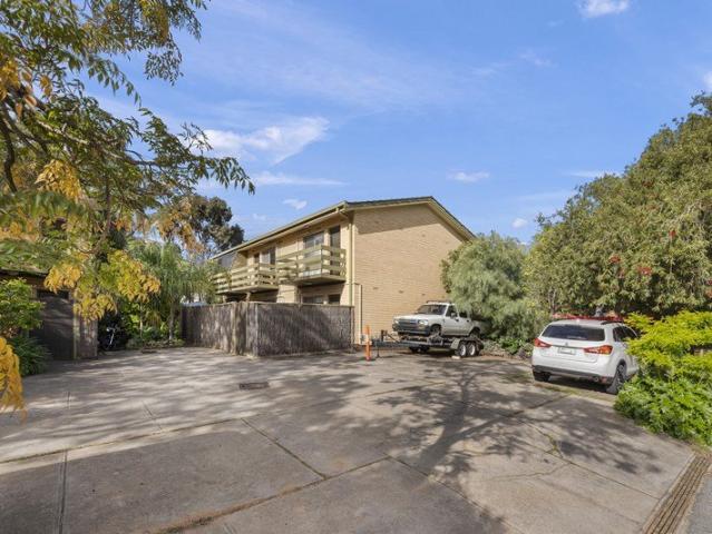 Stylish Townhouse with Dual Courtyards in a Peaceful, Leafy Setting