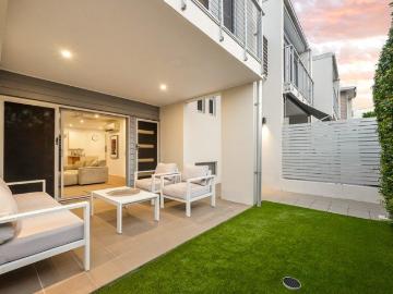 Modern Townhouse with Dazzling City Views