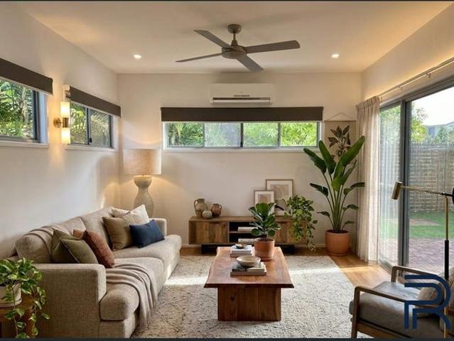 Stylish Townhouse with Low Maintenance Outdoor Entertaining!