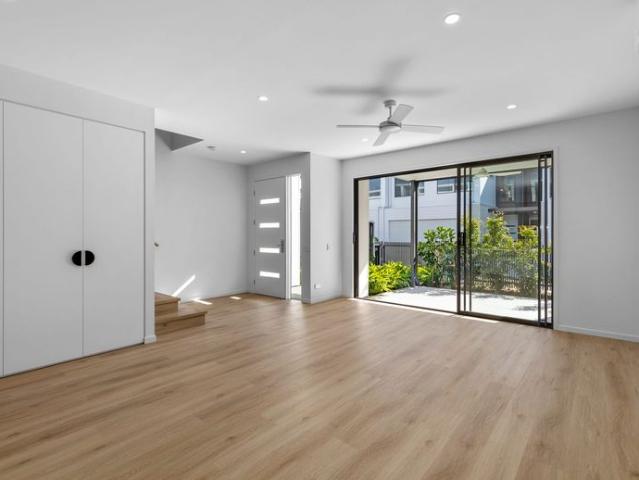 Stylish Townhouse with Parking, Boardwalk Proximity, and M1 Convenience in Delta Hope Island
