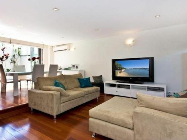 Stylish Townhouse with Private Rooftop Terrace in the Heart of Leichhardt