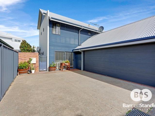 Stylish Townhouse Within Walking Distance To Everything You Need