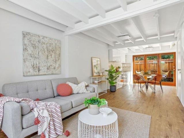 Stylish Townhouse, Bright & Conveniently Located