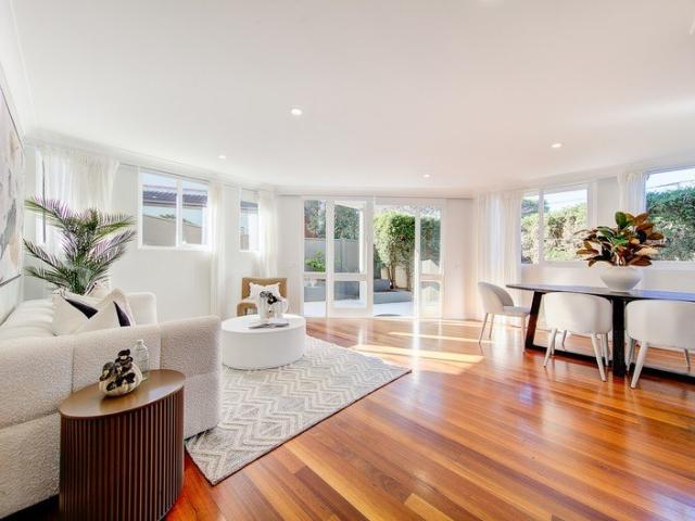 Stylish Townhouse, Convenient Locale OPEN SAT 11:30AM 12PM