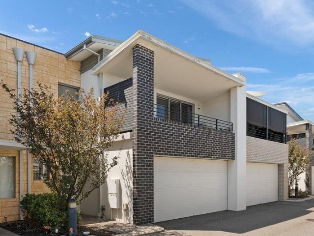 STYLISH TOWNHOUSE GREAT LOCATION INVESTMENT APPEAL