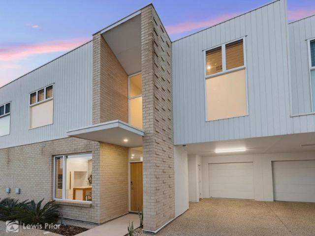 Stylish Townhouse Great Location!