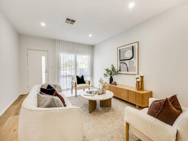 STYLISH TOWNHOUSE IN THE HEART OF BROMPTON!
