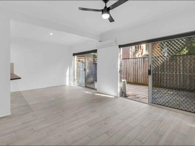 Stylish Townhouse in the Heart of Burleigh Heads