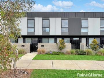 Stylish home in the heart of Googong, with double garage!