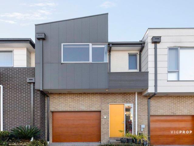 Stylish Townhouse in the Heart of Rosanna