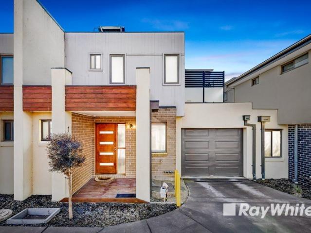 STYLISH TOWNHOUSE IN A HIGHLY SOUGHT AFTER CENTRAL LOCATION!