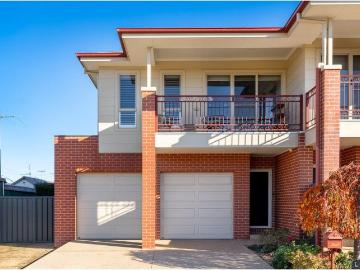 Stylish Townhouse in a Prime Location!