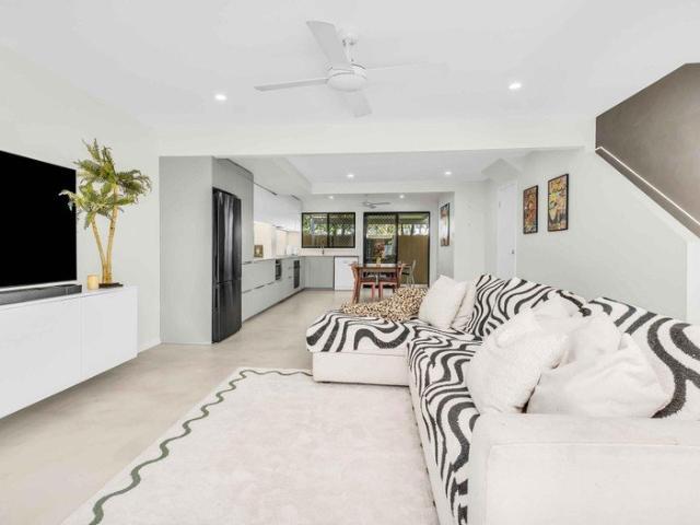 STYLISH TOWNHOUSE IN BURLEIGH WATERS