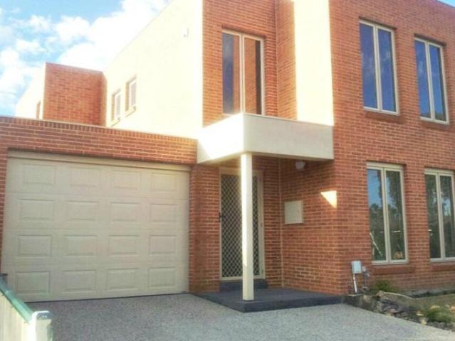 STYLISH TOWNHOUSE IN GREAT LOCATION