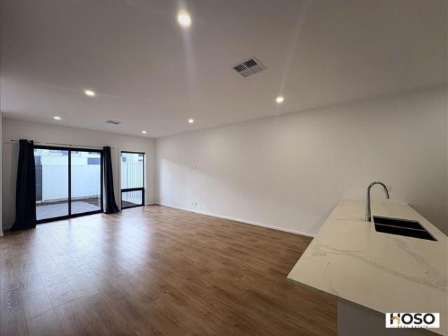 Stylish Townhouse in Immaculate Condition with Three Toilets — Ideal for Professionals & Sharers