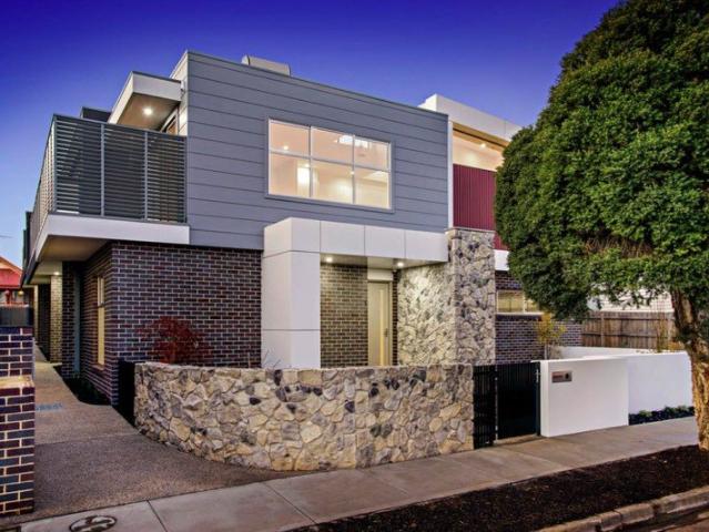 Stylish Townhouse In Perfect Location