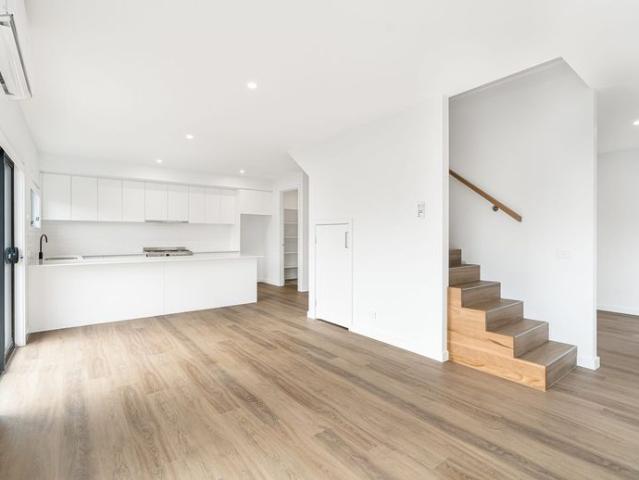 Stylish Townhouse In Prime Location!