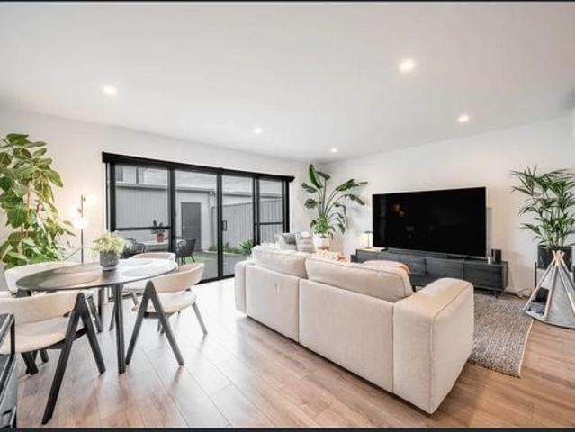 Stylish Townhouse in Prime Parkside Location