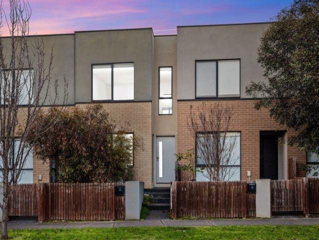 STYLISH TOWNHOUSE IN PRIME SUNSHINE LOCATION